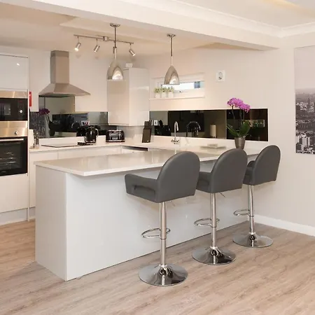 The Mews, York Place By Serviced Apartman